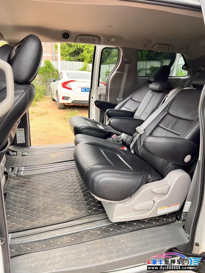 18年丰田塞纳轿车抵押车出售