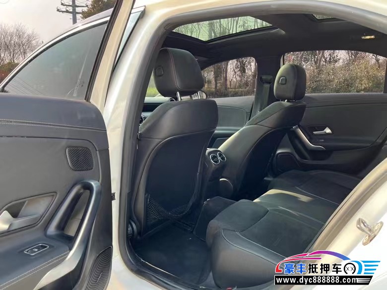 19年奔驰A轿车抵押车出售