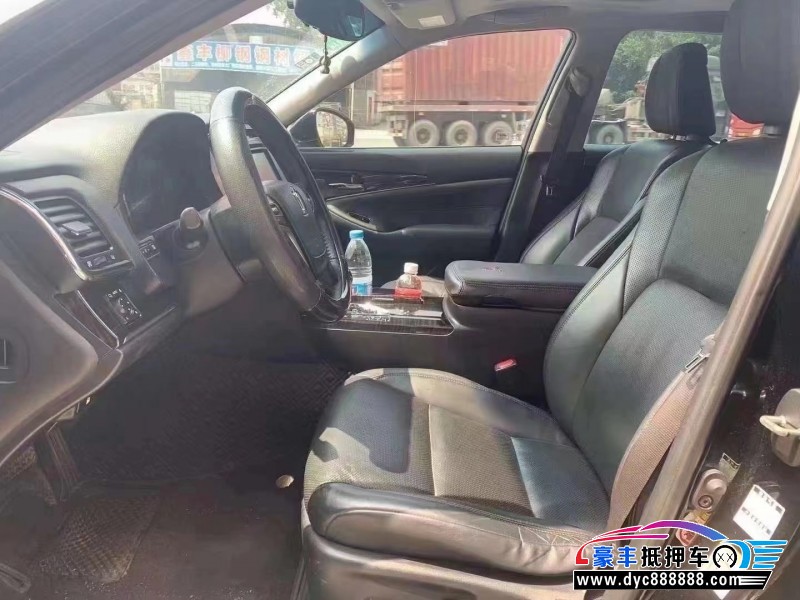 16年丰田皇冠轿车抵押车出售