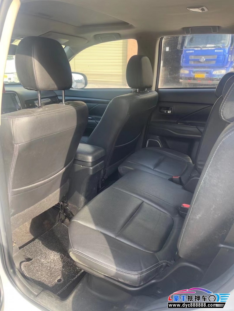 18年三菱欧蓝德轿车抵押车出售