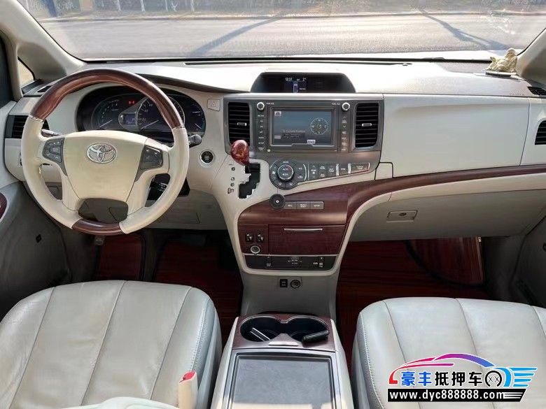 13年丰田塞纳轿车抵押车出售