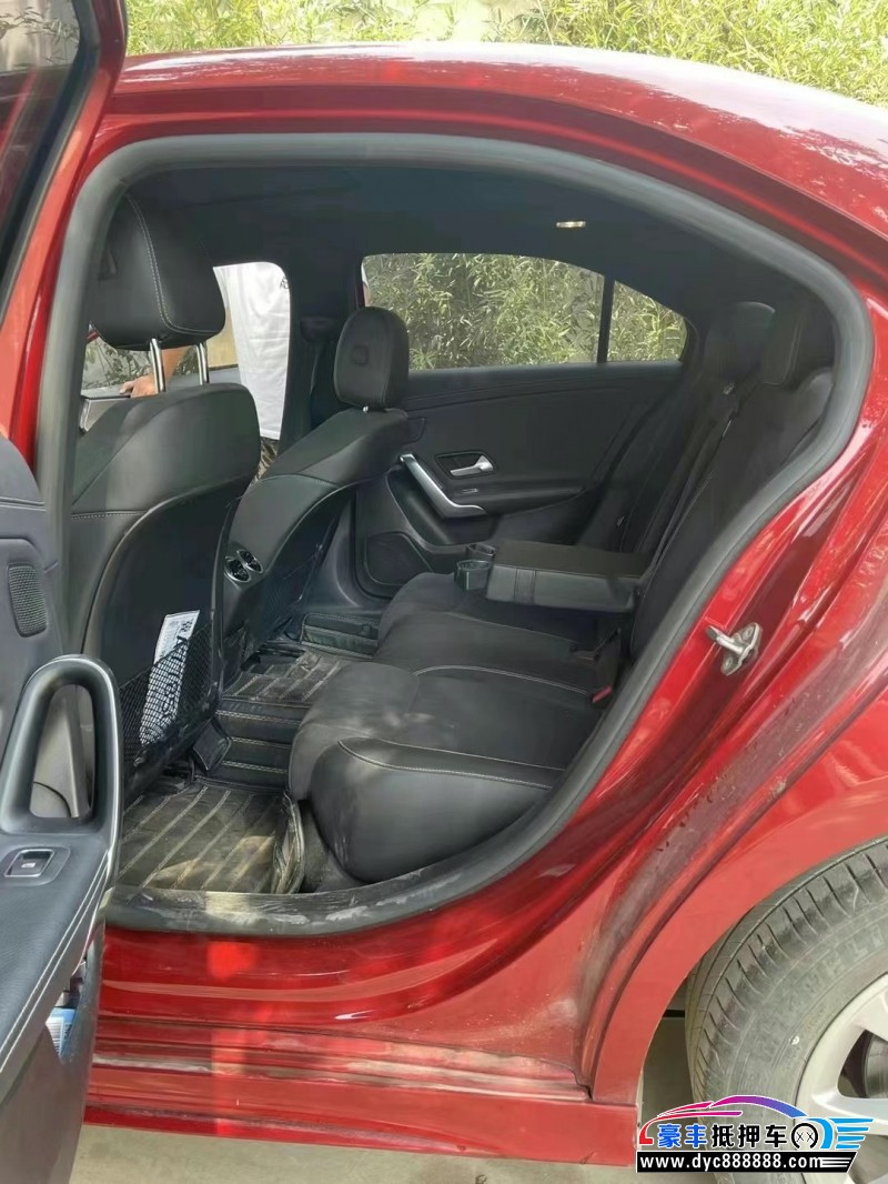 19年奔驰A轿车抵押车出售