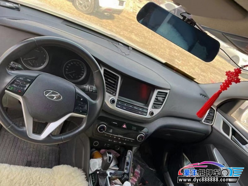 17年现代途胜轿车抵押车出售