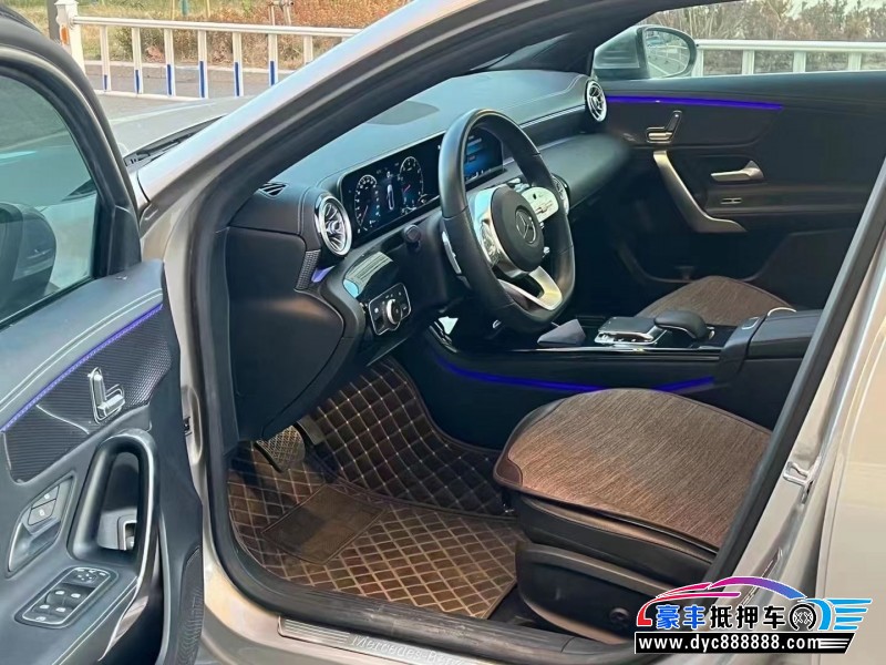 19年奔驰A轿车抵押车出售