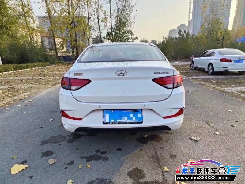 17年现代悦动轿车抵押车出售