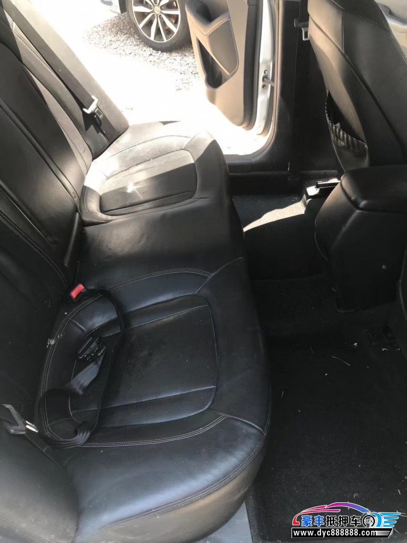 11年起亚K5轿车抵押车出售