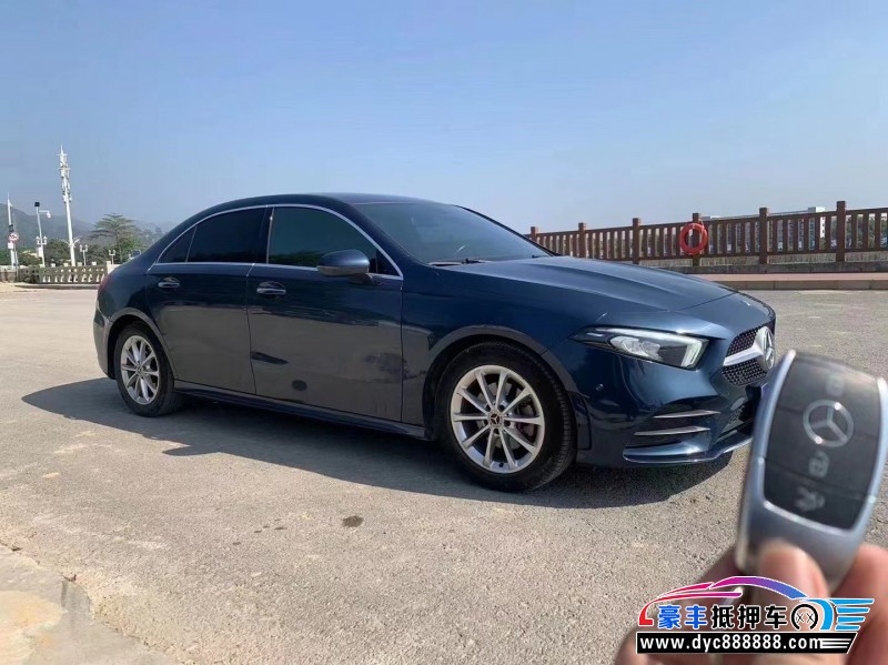 19年奔驰A轿车抵押车出售