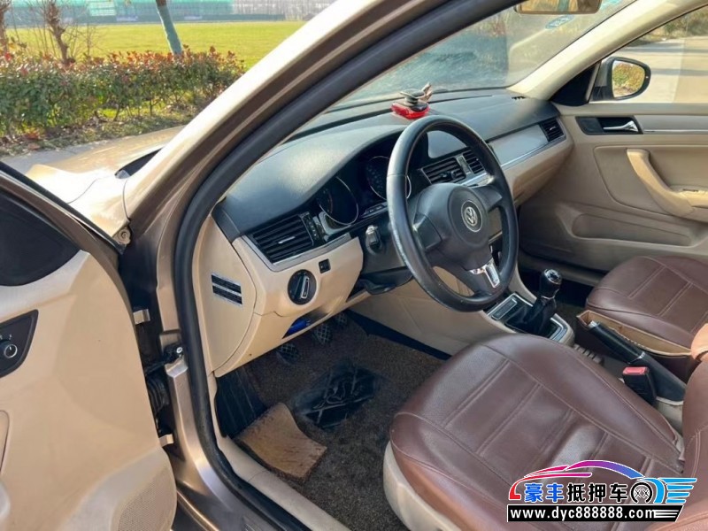 14年大众宝来轿车抵押车出售