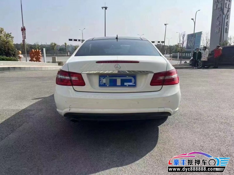 13年奔驰E级轿车抵押车出售