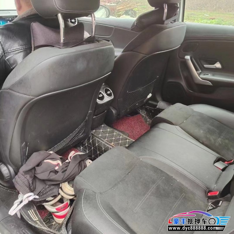 19年奔驰A轿车抵押车出售