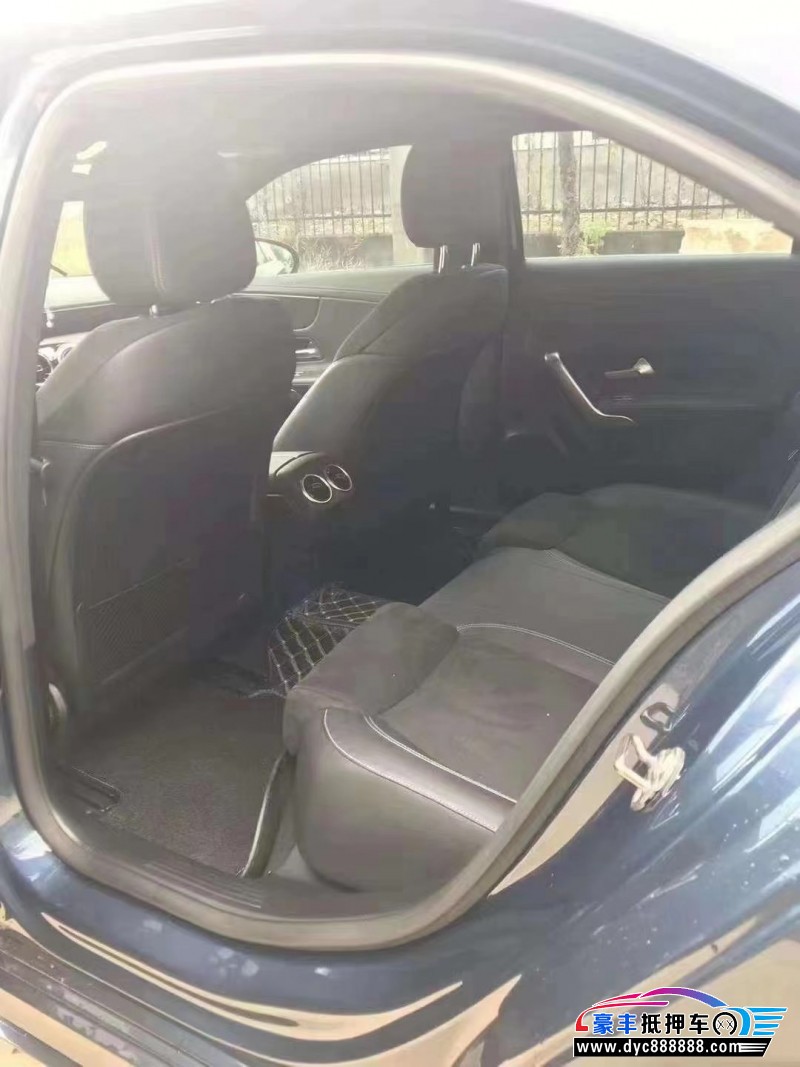 19年奔驰A轿车抵押车出售