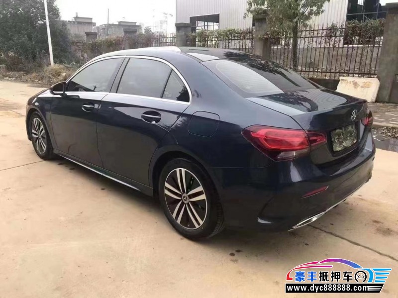 19年奔驰A轿车抵押车出售