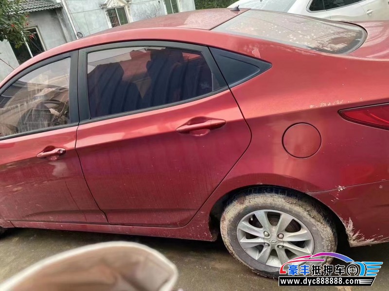 12年现代瑞纳轿车抵押车出售