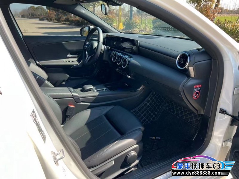 21年奔驰A轿车抵押车出售