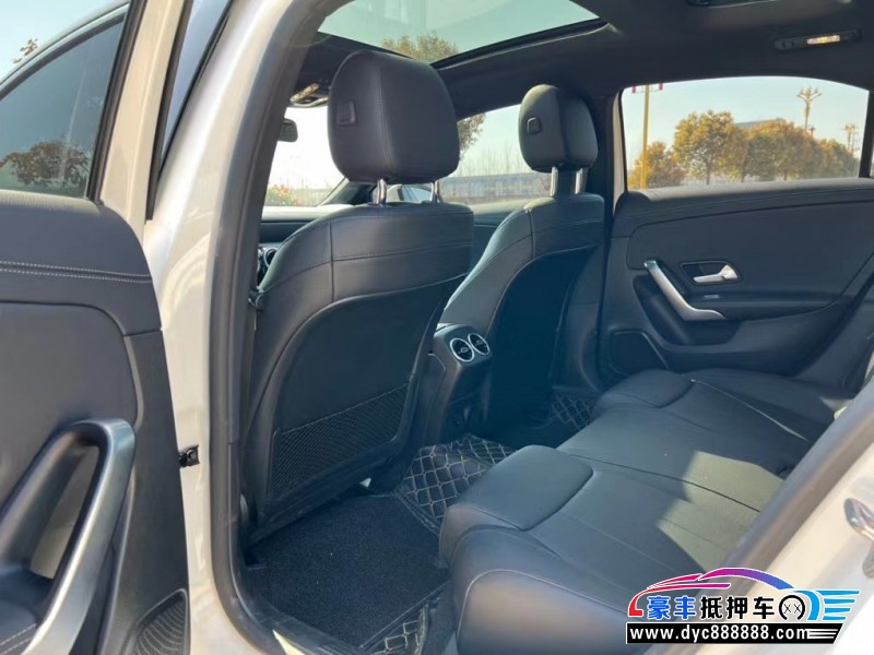 21年奔驰A轿车抵押车出售