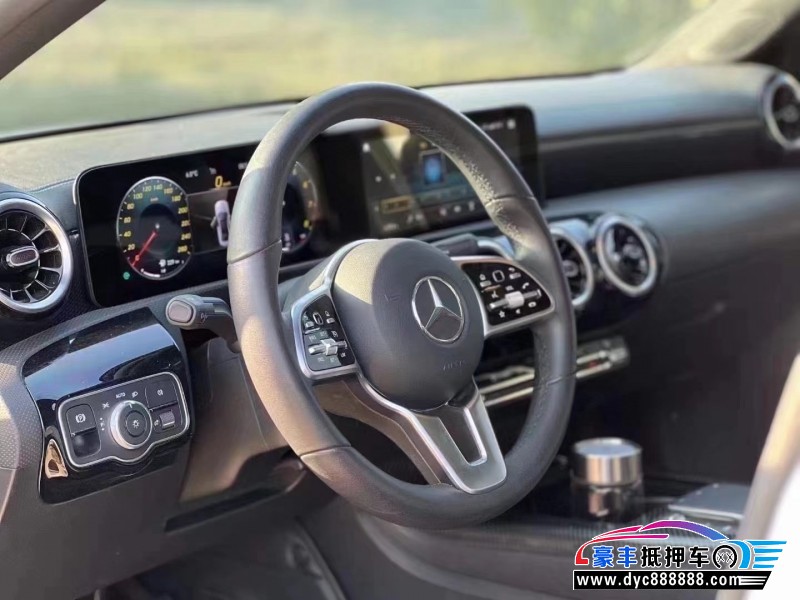 21年奔驰A轿车抵押车出售