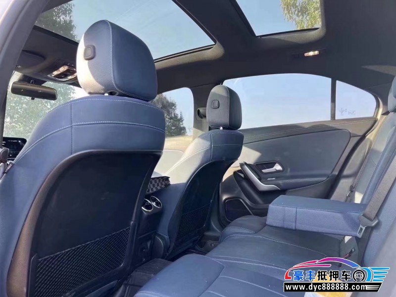 21年奔驰A轿车抵押车出售