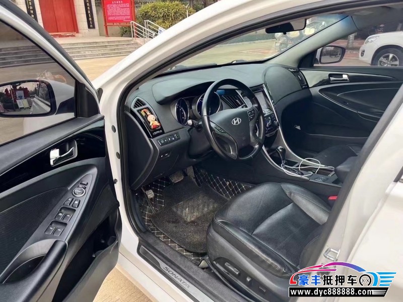 14年现代索纳塔轿车抵押车出售