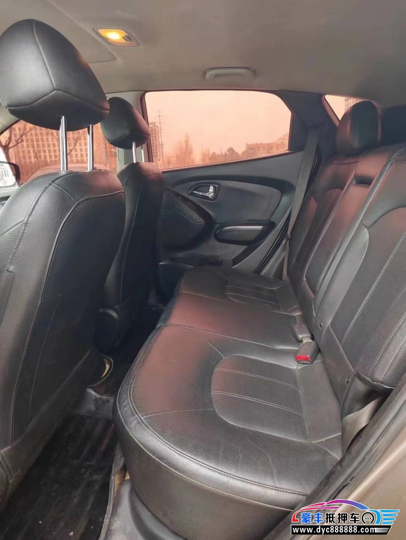 13年现代ix35轿车抵押车出售