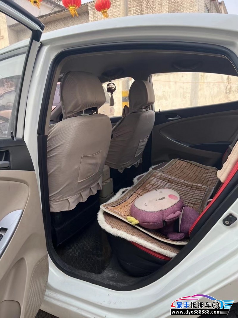 17年现代瑞纳轿车抵押车出售