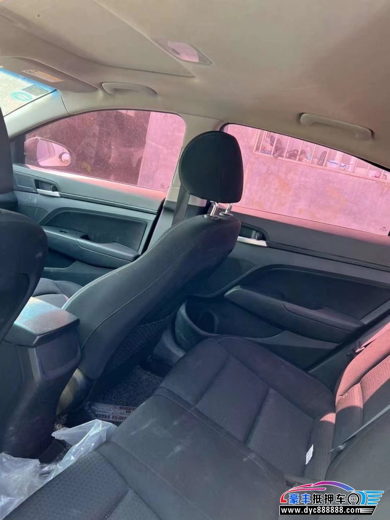 16年现代领动轿车抵押车出售