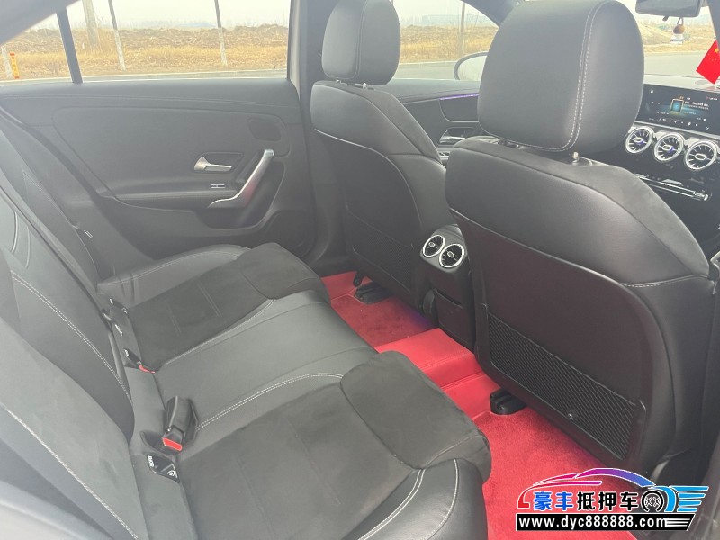 19年奔驰A轿车抵押车出售