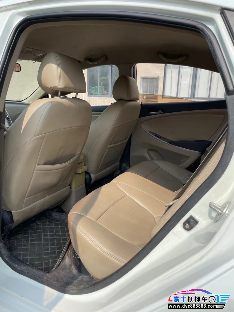 15年现代瑞纳轿车抵押车出售