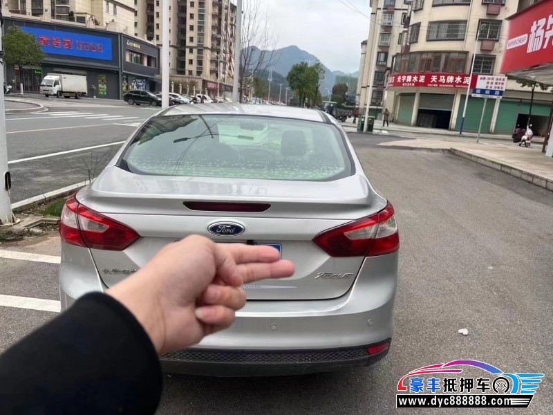 12年福特福克斯轿车抵押车出售