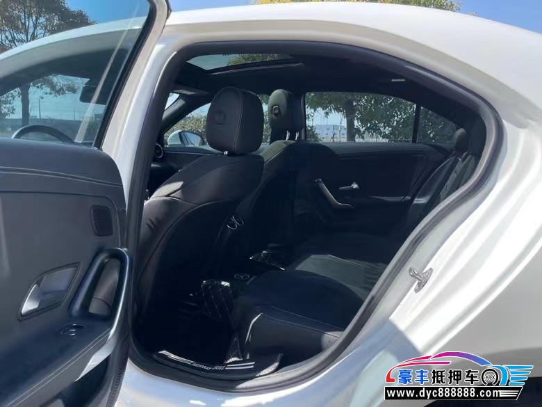 19年奔驰A轿车抵押车出售