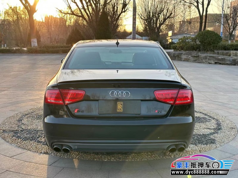 14年奥迪S8轿车抵押车出售