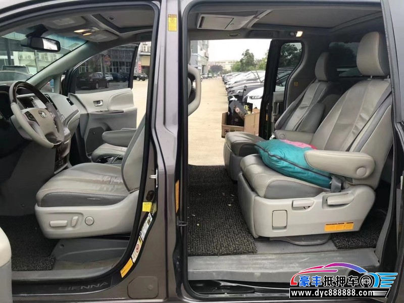 13年丰田塞纳轿车抵押车出售