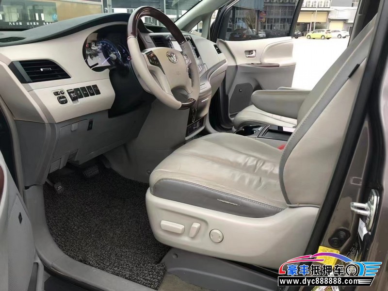 13年丰田塞纳轿车抵押车出售