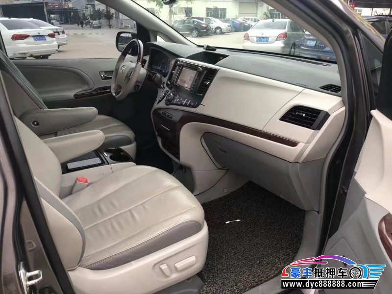 13年丰田塞纳轿车抵押车出售