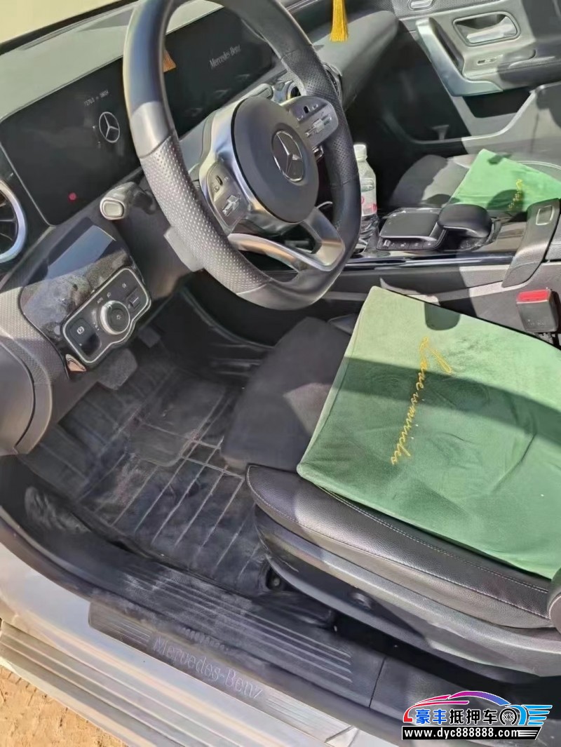 19年奔驰A轿车抵押车出售