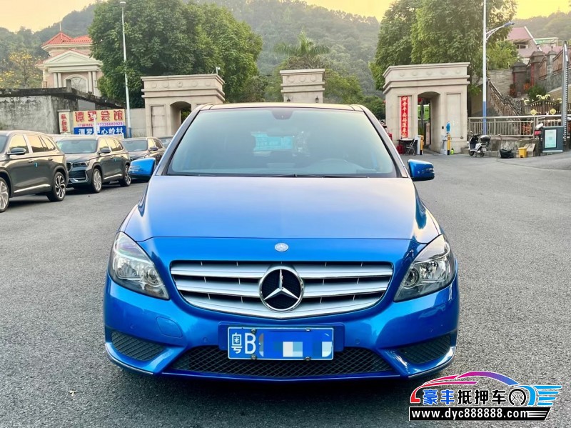 14年奔驰A轿车抵押车出售