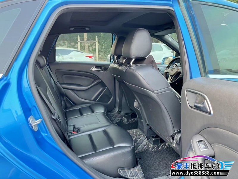 14年奔驰A轿车抵押车出售