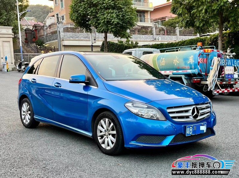 14年奔驰A轿车抵押车出售