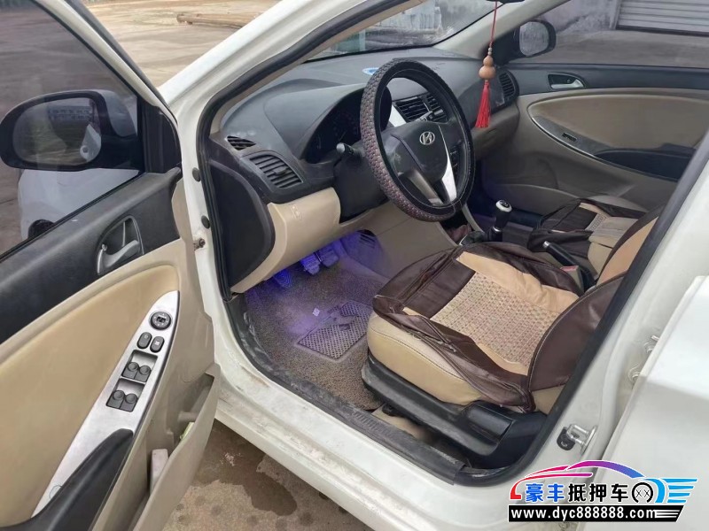 15年现代瑞纳轿车抵押车出售