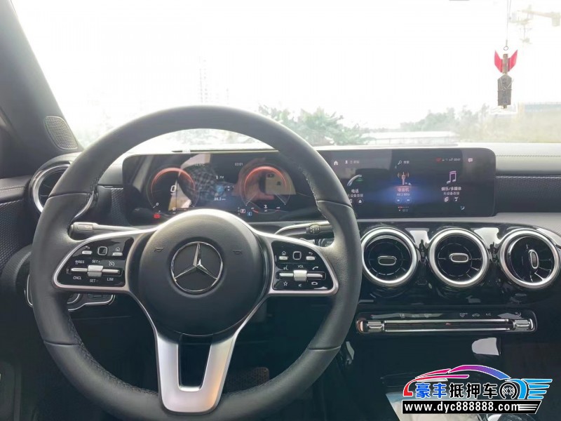 21年奔驰A轿车抵押车出售