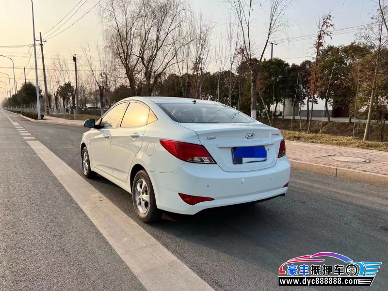 18年现代瑞纳轿车抵押车出售