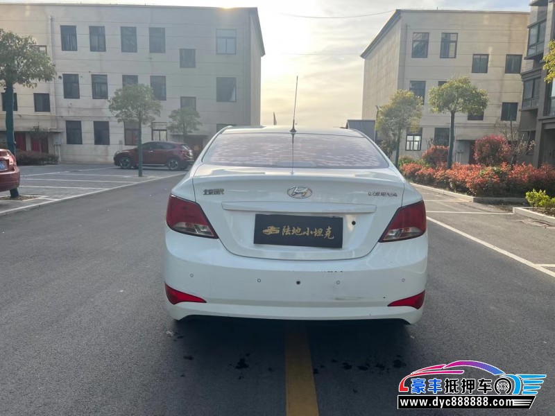 15年现代瑞纳轿车抵押车出售