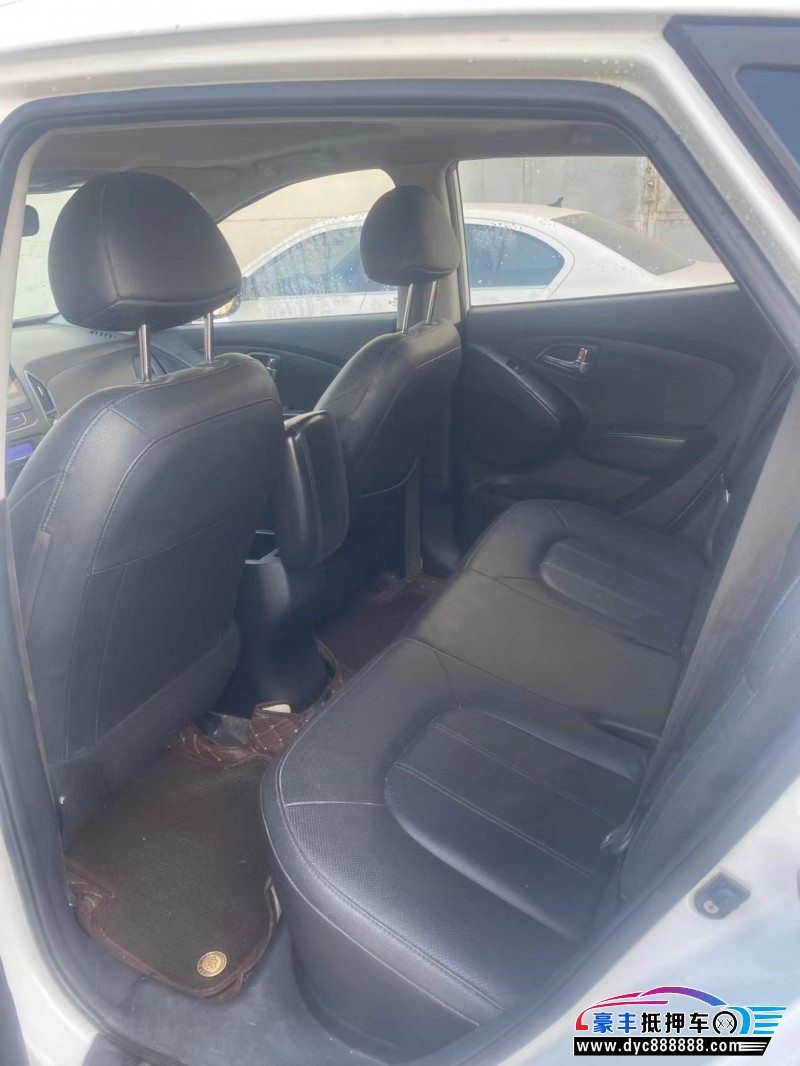 13年现代ix35轿车抵押车出售