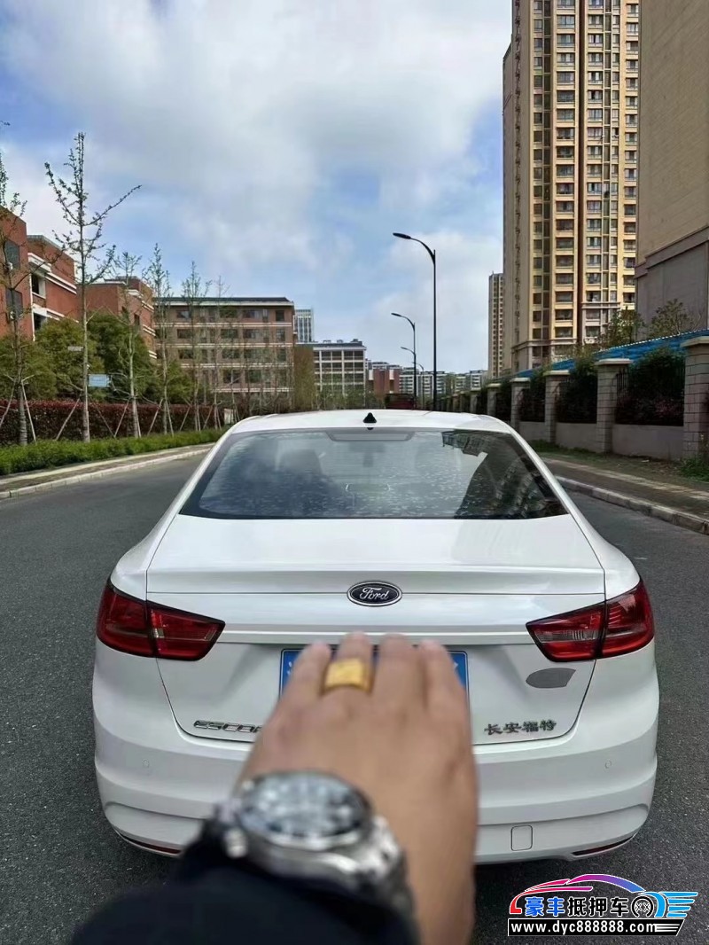 17年福特福睿斯轿车抵押车出售