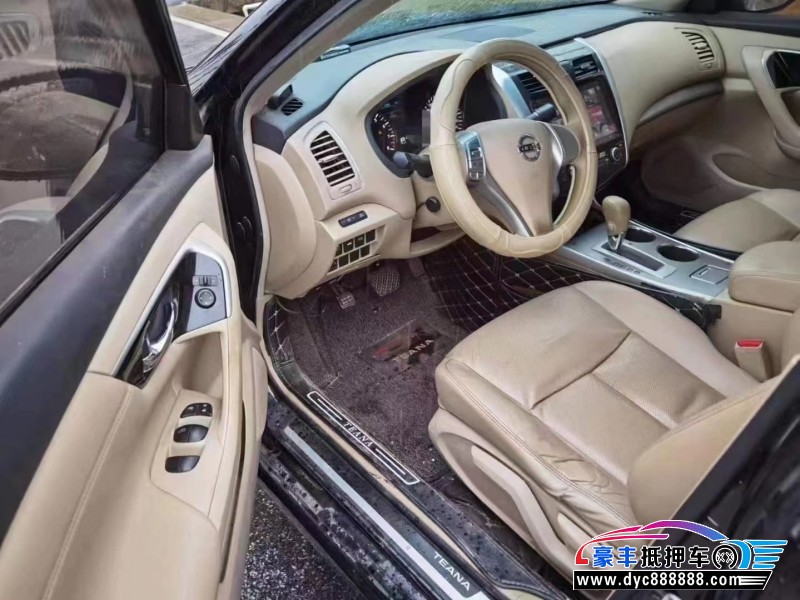 17年日产天籁轿车抵押车出售