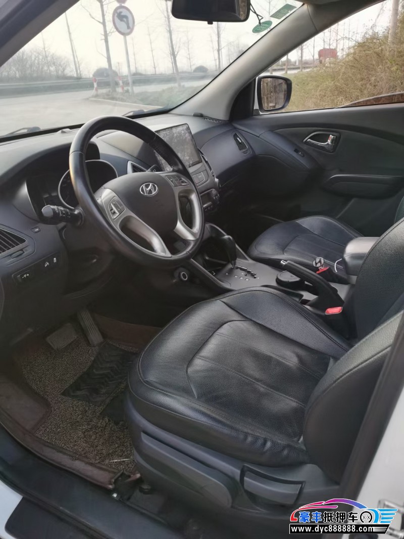 17年现代ix35轿车抵押车出售