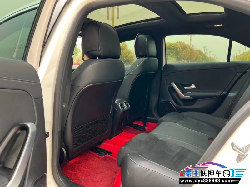 21年奔驰A轿车抵押车出售