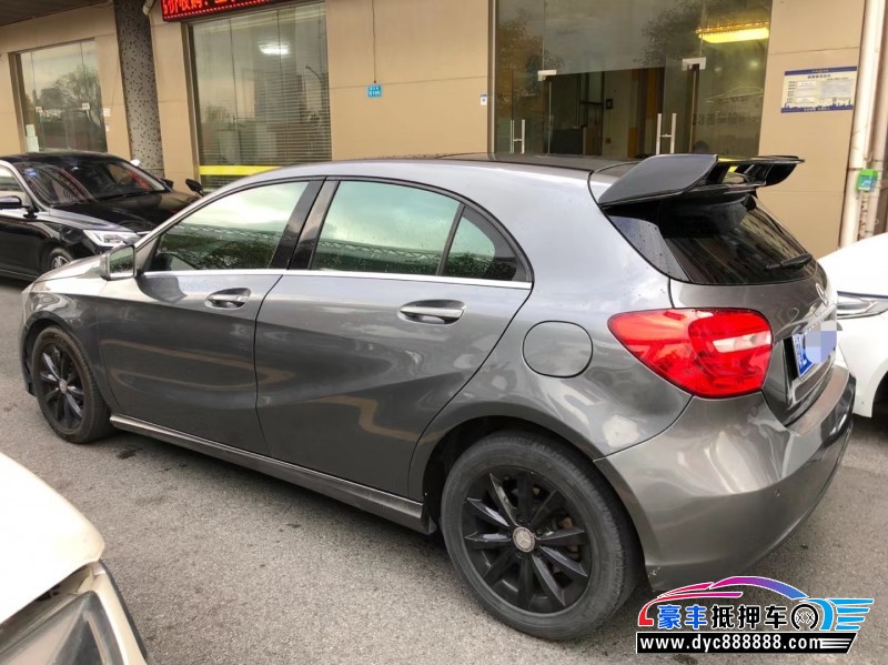 14年奔驰A轿车抵押车出售