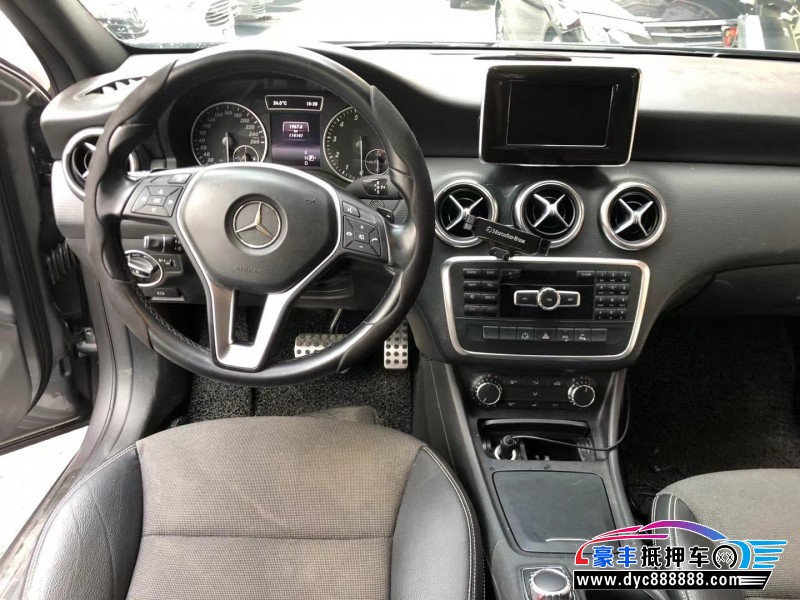 14年奔驰A轿车抵押车出售