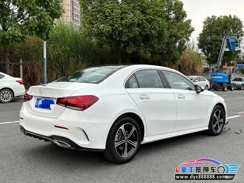 22年奔驰A轿车抵押车出售