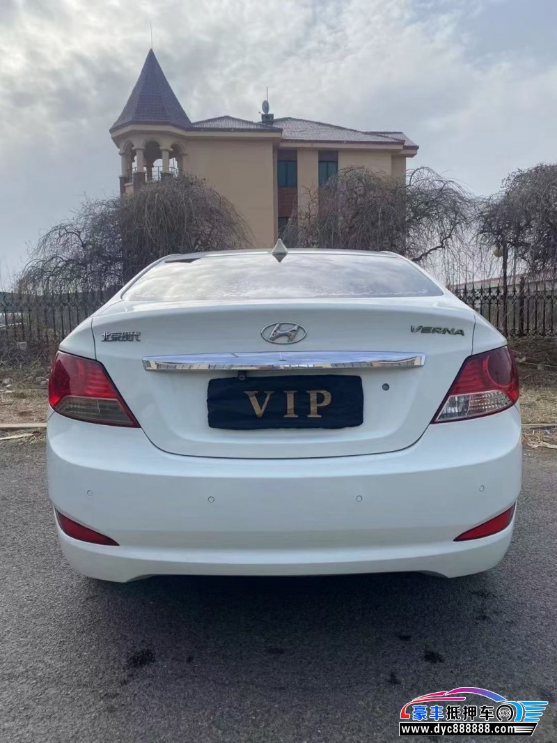 13年现代瑞纳轿车抵押车出售